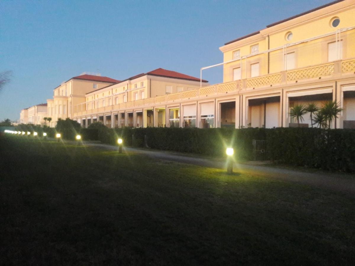 Sea Beach Relax Tirrenia Bagian luar foto